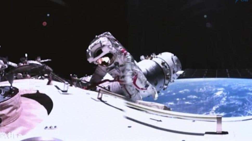 أحد أفراد طاقم شنتشو 17 يقوم بإصلاح الألواح الشمسية أثناء السير في الفضاء مؤخرًا. 